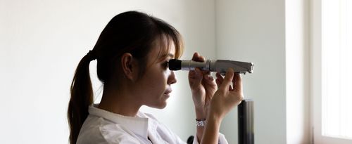 Frau untersucht Messinstrument